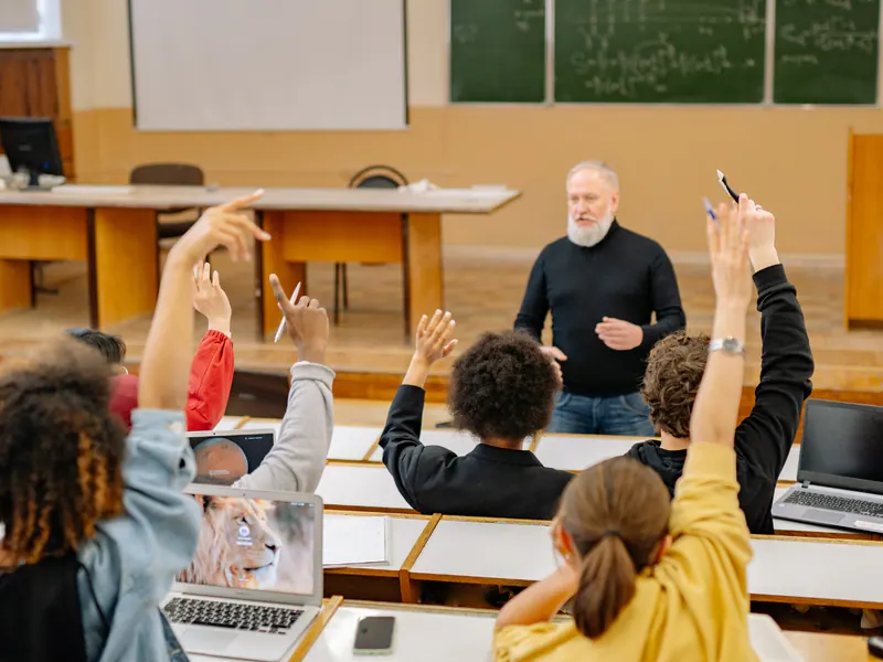 学生和教育者在课堂上审查作业